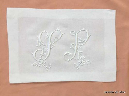 LINGE ANCIEN – Superbe monogramme SP richement ouvragé sur toile pur lin fin pour couture
