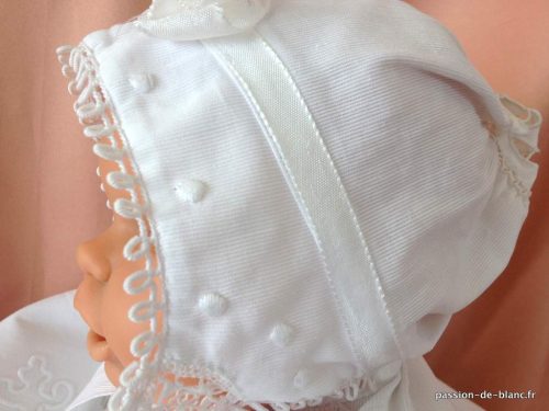LINGE ANCIEN – Charmant bonnet de bébé en fin tissu en piqué de coton avec insertions à l’aiguille