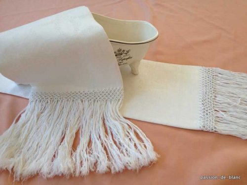 LINGE ANCIEN – Lot de 2 belles et très grandes serviettes d’invités en lin fin avec longues franges nouées