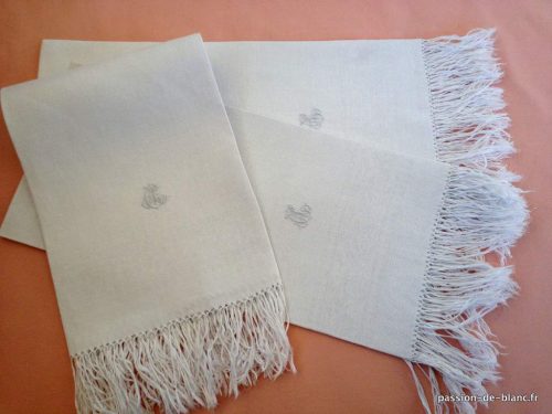 LINGE ANCIEN – Lot de 3 belles serviettes d’invités en lin fin avec imonogramme CM et franges nouées