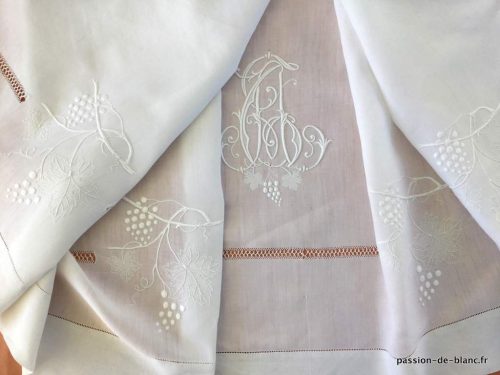 LINGE ANCIEN – Devant de drap ancien avec grappes de raisin et monogramme RM sur toile lin fin pour couture et patchwork