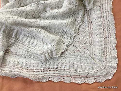 LINGE ANCIEN – Merveilleuse couverture d’enfant très fine aux aiguilles en fil blanc façon dentelle