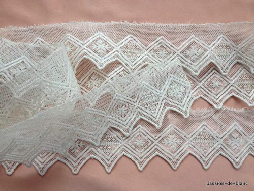 LINGE ANCIEN – Belle dentelle en coton sur tulle retravaillé avec feston jamais utilisée