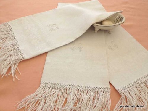 LINGE ANCIEN – Lot de 3 belles et grandes serviettes d’invités en lin fin avec imonogramme AS et franges nouées