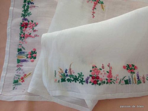 LINGE ANCIEN – Grand napperon brodé main sur fil de lin blanc avec broderie fleurie en couleur