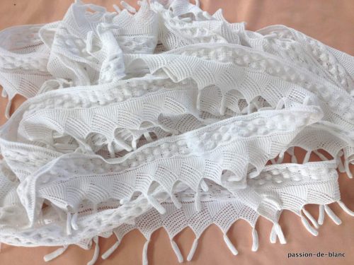 LINGE ANCIEN – Plus de 9 m de superbe dentelle tricotée aux aiguilles avec pompons en coton fin blanc