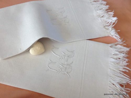 LINGE ANCIEN – Lot de 2 belles serviettes d’invités en pur lin avec imonogramme EC et franges