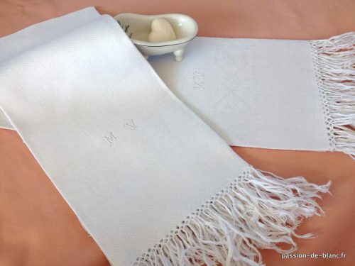 LINGE ANCIEN – Lot de 2 belles et grandes serviettes d’invités en lin fin avec imonogramme MV et franges nouées