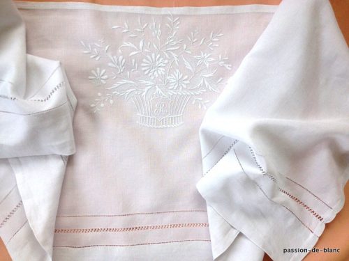 LINGE ANCIEN – Superbe bandeau avec une grande corbeille fleurie sur toile lin pour couture et patchwork