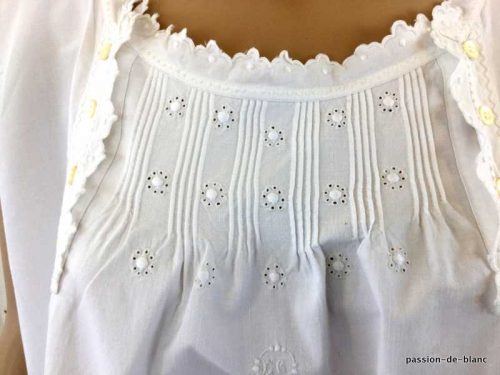 LINGE ANCIEN – Belle chemise d’allaitement avec double patte de boutonnage et feston sur toile de coton
