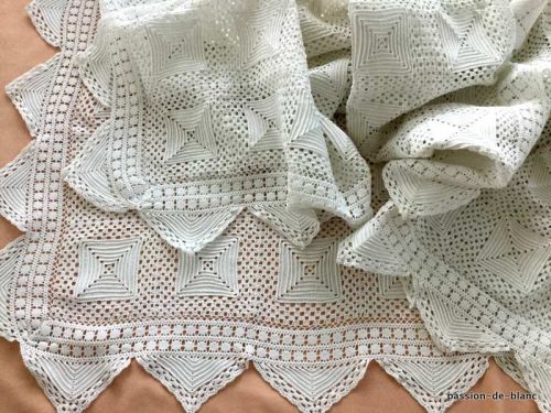 LINGE ANCIEN – Jolie courte pointe ou couverture au crochet d’art en coton fin blanc