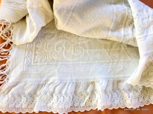 Linge ancien – Superbe couverture en piqué blanc avec dentelle brodée et festonnée sur 2 des côtés