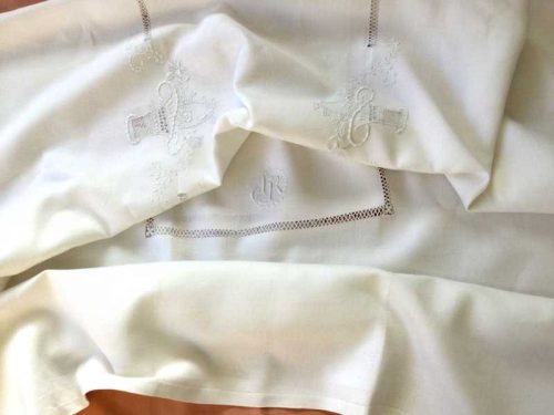 LINGE ANCIEN – Belle nappe en damassé de lin avec travail de jours avec paniers fleuris et monogramme JR