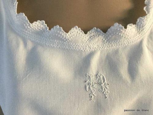 LINGE ANCIEN – Superbe chemise de jour brodée main sur toile de lin fin avec belle broderie