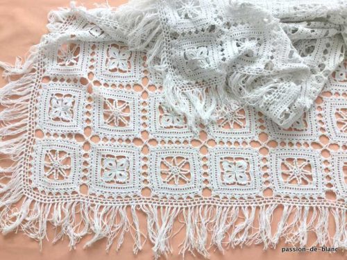 LINGE ANCIEN – Belle nappe au crochet d’art en fil blanc avec motifs décoratifs et franges
