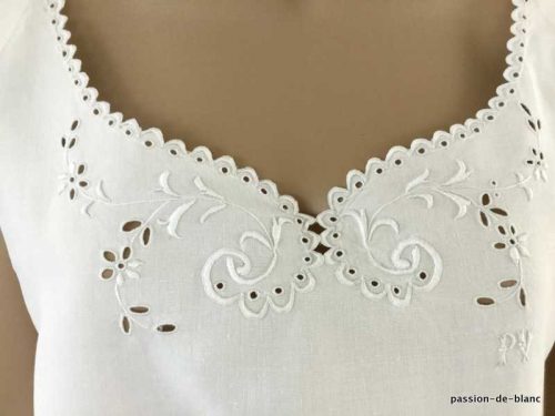 LINGE ANCIEN – Très belle chemise de jour brodée main avec des fleurs sur toile de lin blanc