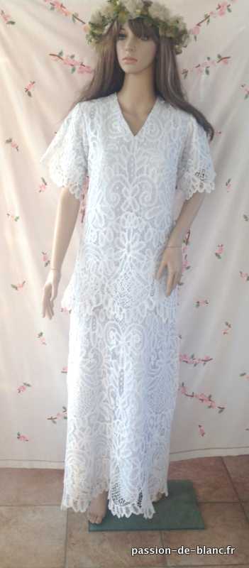 LINGE ANCIEN – Merveilleuse robe de mariée en dentelle de Luxeuil doublé d’un satin de  couleur gris bleu