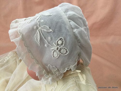 LINGE ANCIEN – Superbe bonnet de bébé réalisé sur tulle avec broderie blanche doublé de soie