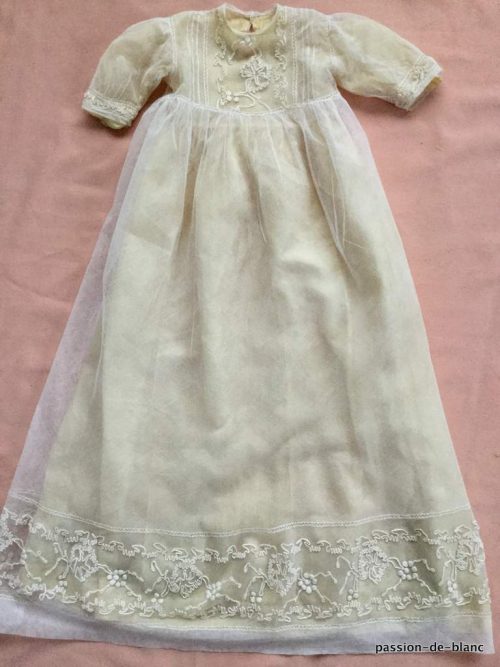 LINGE ANCIEN – Très belle robe de baptême en tulle rebrodé et doublé de fine soie