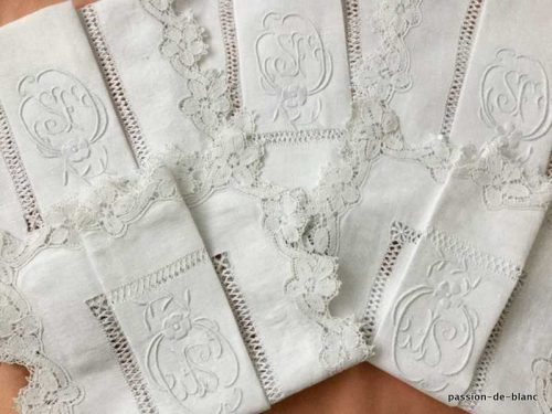 LINGE ANCIEN – Lot de 5 merveilleuses serviettes  avec dentelle jours et monogramme SF sur lin fin