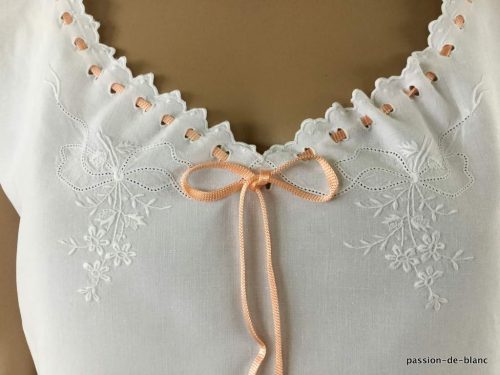 LINGE ANCIEN – Belle chemise de jour avec superbe broderie blanche sur toile de lin fin