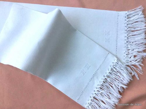 LINGE ANCIEN – Ensemble 2 belles et grandes serviettes d’invités en lin fin avec longues franges nouées
