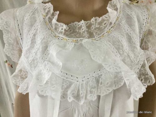 LINGE ANCIEN – Somptueuse chemise de nuit enjolivée de broderie blanche et dentelles genre Valenciennes sur toile de lin fin