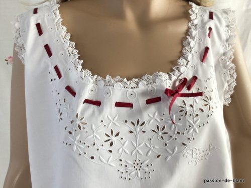 LINGE ANCIEN – Superbe chemise de jour sur toile de percale avec riche broderie et dentelle
