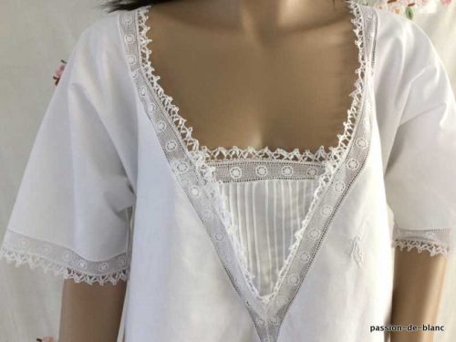 LINGE ANCIEN – Belle chemise de nuit bien féminine enjolivée de dentelles sur toile de coton