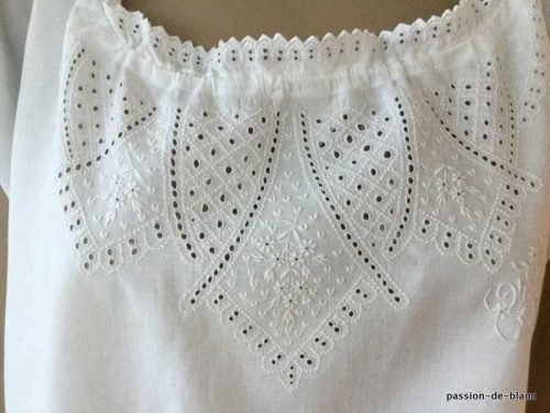 LINGE ANCIEN – Merveilleuse chemise de jour avec somptueuse broderie avec fleurs sur toile de lin très fin