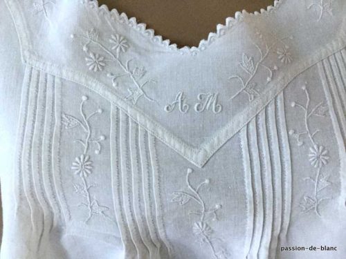 LINGE ANCIEN – Belle chemise de jour avec empiècement avec fleurs plis nervurés sur toile de lin fin