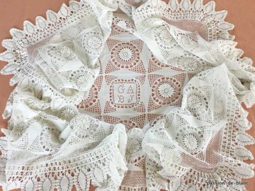 LINGE ANCIEN – Rare couverture au crochet en fil blanc avec somptueux motifs et double monogramme