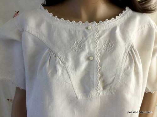 LINGE ANCIEN – Belle chemise de jour avec empiècement brodé avec initiales L A sur toile de lin