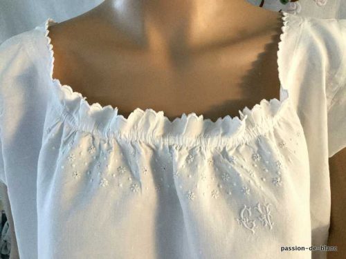 LINGE ANCIEN – Très belle chemise de jour brodée main sur toile de lin fin avec fleurettes