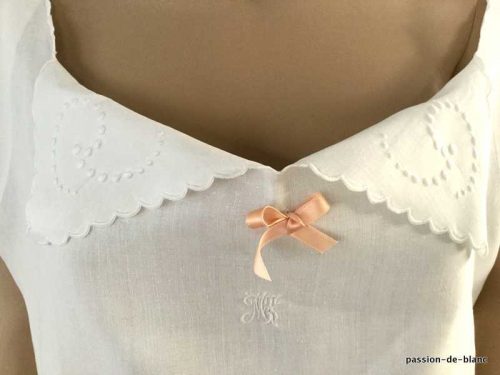 LINGE ANCIEN – Ravissante chemise de jour avec petit revers brodé  et feston sur toile de lin fin
