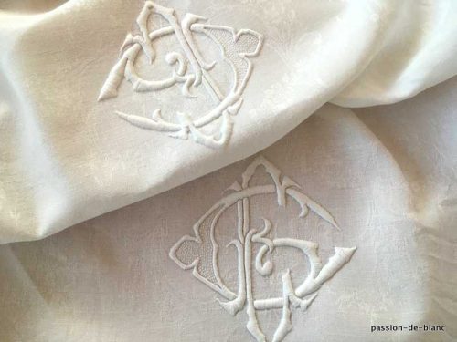 LINGE ANCIEN – Superbe nappe en damassé de lin fin avec deux monogrammes CE brodés main