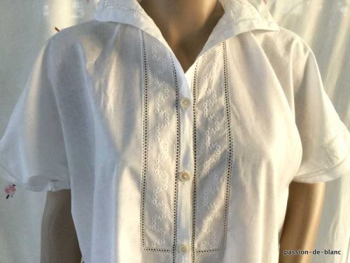 LINGE ANCIEN – Belle chemise de nuit de dame avec entre-deux broderie blanche et dentelle sur toile de percale