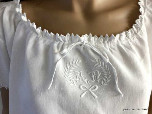 LINGE ANCIEN – Superbe chemise de jour avec belle broderie sur toile de lin