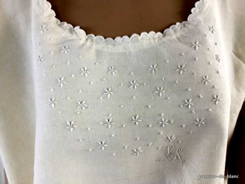 LINGE ANCIEN – Belle chemise de jour sur toile de lin avec fleurettes  couleur bi car état neuf