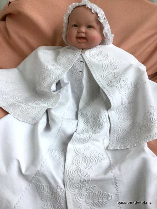 LINGE ANCIEN – Superbe ensemble de baptême robe manteau avec cape en piqué de coton avec  applications soutaches