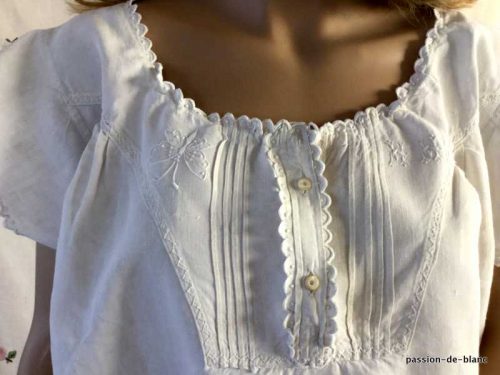 LINGE ANCIEN – Belle chemise de jour avec empiècement brodé avec un papillon sur toile de lin neuf