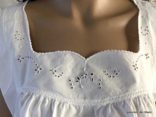 LINGE ANCIEN – Jolie chemise de jour brodée sur toile de coton avec empiècement en broderie Anglaise