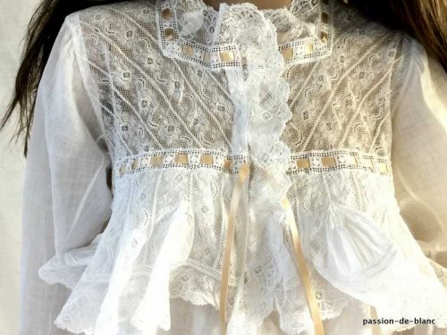 LINGE ANCIEN – Supeperbe chemise de nuit enjolivée de nombreuses dentelles fines sur toile de linon