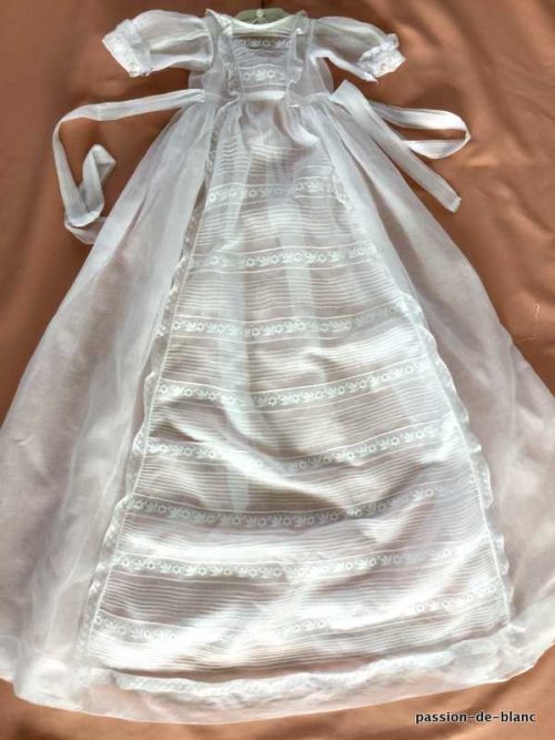 LINGE ANCIEN – Très longue et belle robe de baptême avec entre-deux richement brodé plis nervurés  sur toile de mousseline et très fines dentelles