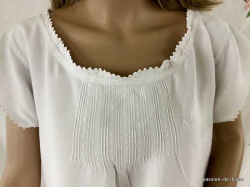 LINGE ANCIEN – Superbe chemise de jour avec empiècement plis nervurés points d’épines et feston ouvragé