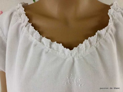 LINGE ANCIEN – Belle chemise de jour brodée main sur toile de lin fin avec manchons et monogramme AC