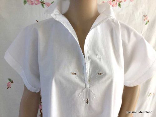 LINGE ANCIEN – Belle chemise de nuit de femme avec fine broderie blanche sur toile de percale