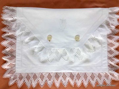 LINGE ANCIEN – Superbe pochette à lingerie en toile de piqué de coton volant en dentelle Anglaise et monogramme MO