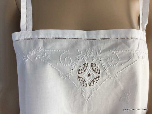 LINGE ANCIEN – Belle chemise de jour à fines bretelles avec broderie réalisée main sur fin coton