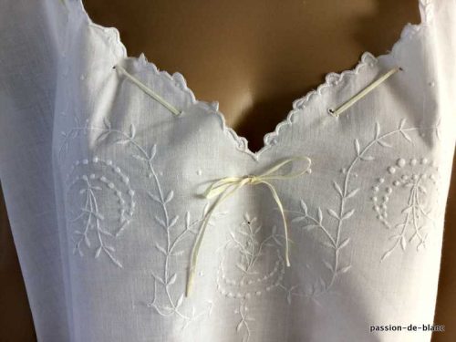 LINGE ANCIEN – Jolie chemise de jour sur toile de fin coton avec imposante broderie blanche